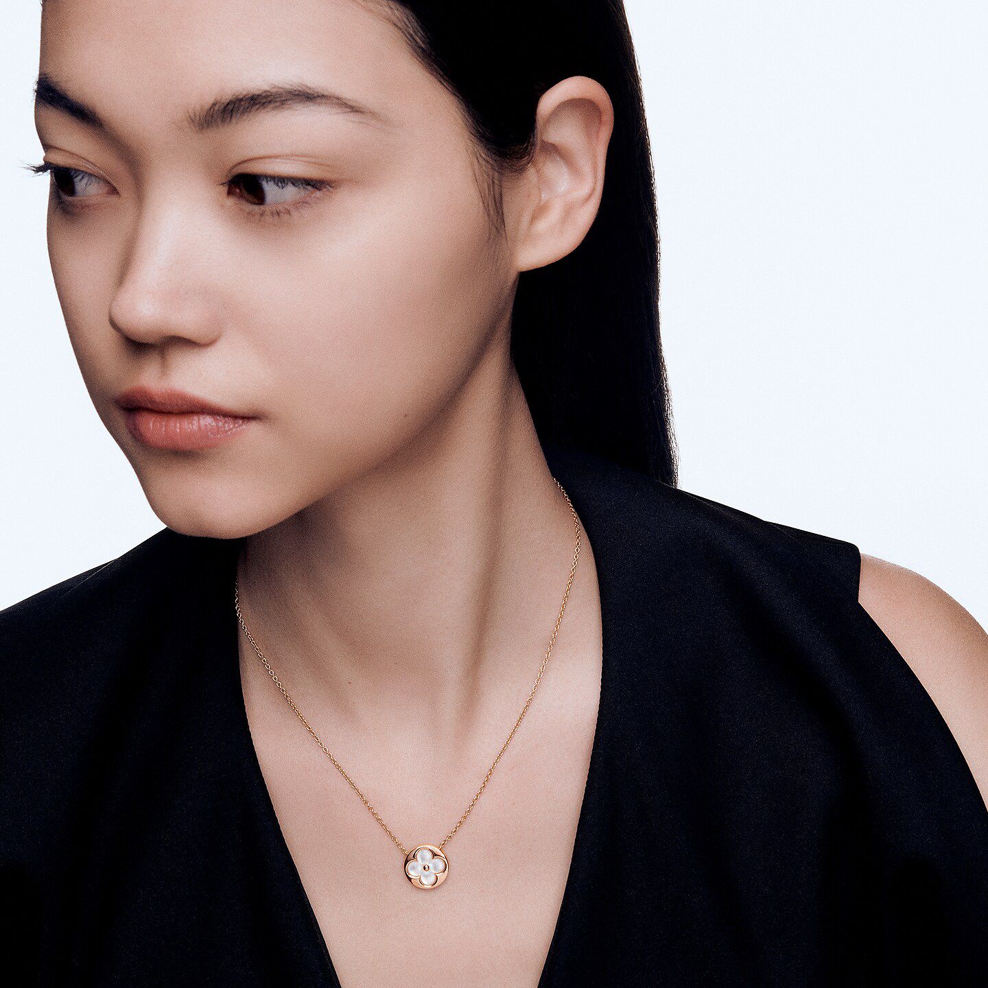 2 L.V COLOUR BLOSSOM SUN PENDANT WHITE SHELL (18K ROSE GOLD PLATED)